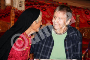 Η Ελένη Γλύκατζη – Αρβελέρ (Δ) συνομιλεί με την Βαρβάρα Τερζάκη-Παλλήκαρη (Α) κατά την διάρκεια της επίσκεψης της στην έκθεση υφαντικής τέχνης που γίνεται στο Ηράκλειο Κρήτης. ΑΠΕ-ΜΠΕ/ΑΠΕ-ΜΠΕ/STR